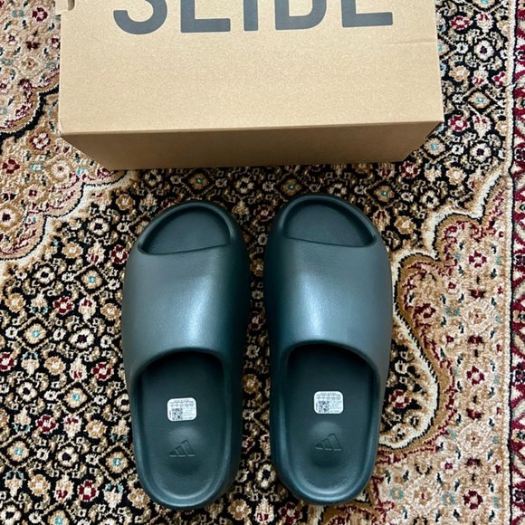 Authentic Yeezy slides - Picture 2 of 2